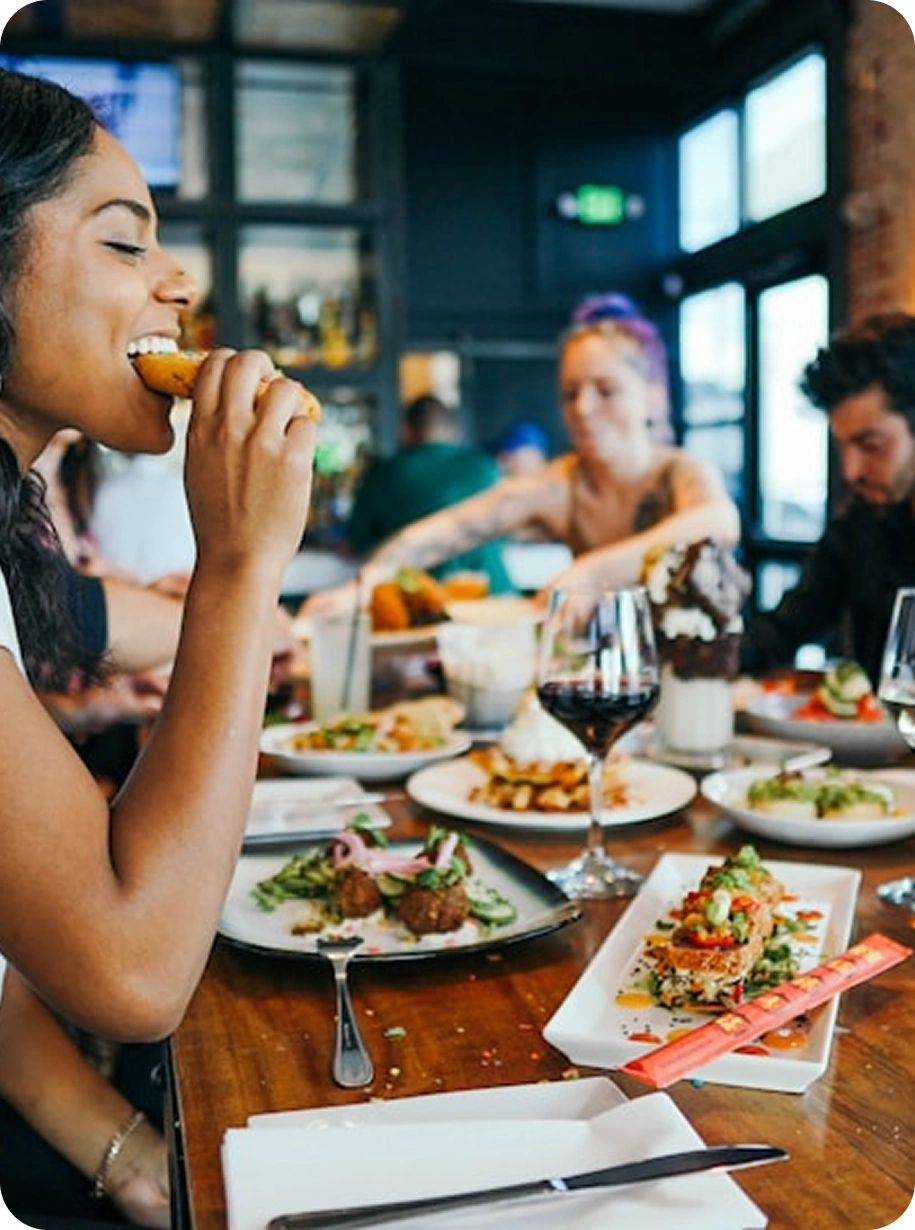 Comensales disfrutando experiencia digital